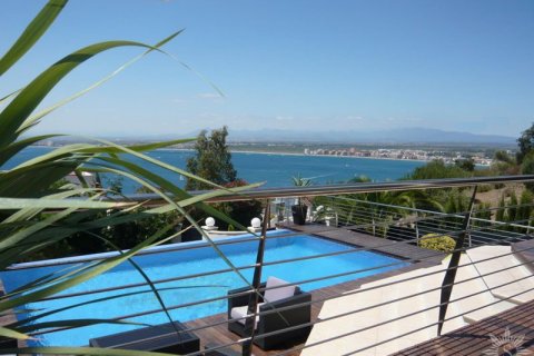 Villa for sale in Roses, Girona, Spain 4 bedrooms, 450 sq.m. No. 41442 - photo 11