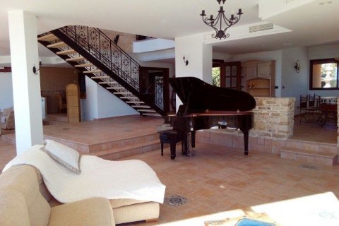 Villa for sale in Alicante, Spain 5 bedrooms, 540 sq.m. No. 45625 - photo 8