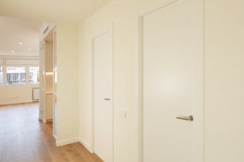 Apartment for sale in Barcelona, Spain 3 bedrooms, 96 sq.m. No. 50306 - photo 22