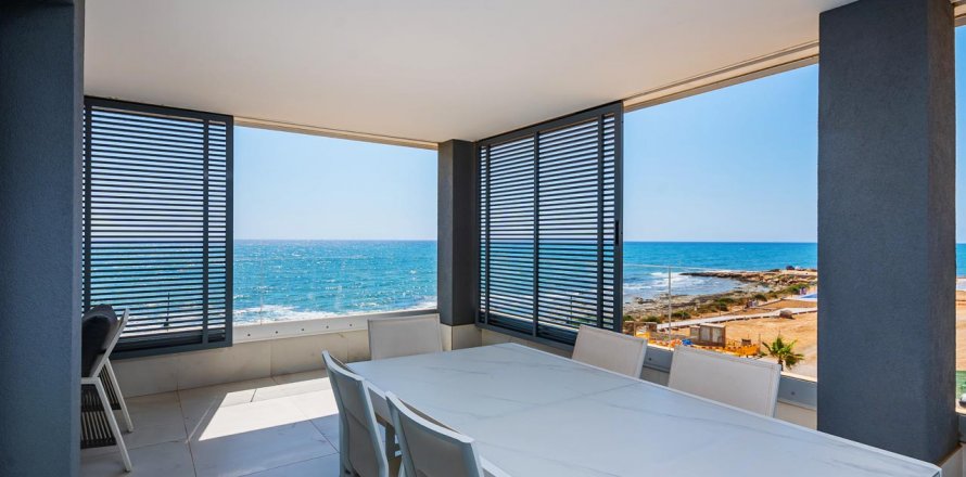 Penthouse in Punta Prima, Alicante, Spain 2 bedrooms, 95 sq.m. No. 49219