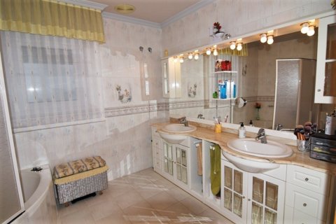 Villa for sale in La Nucia, Alicante, Spain 4 bedrooms, 395 sq.m. No. 50297 - photo 15