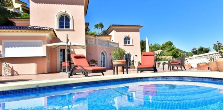 Villa in Pedreguer, Alicante, Spain 5 bedrooms, 425 sq.m. No. 50217