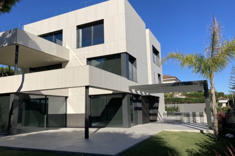 Villa for sale in Gava, Barcelona, Spain 6 bedrooms, 600 sq.m. No. 49808 - photo 1