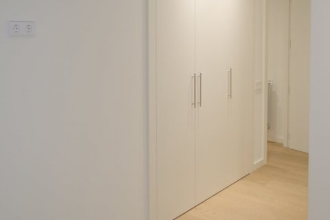 Apartment for sale in Barcelona, Spain 4 bedrooms, 115 sq.m. No. 49805 - photo 20