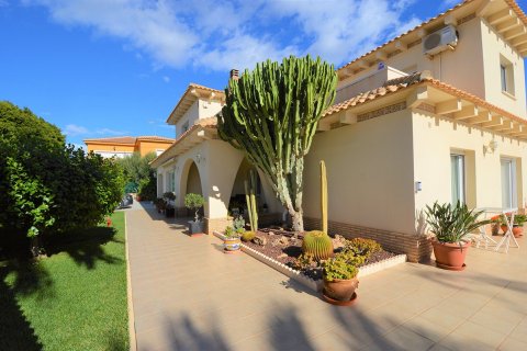 Villa for sale in Cabo Roig, Alicante, Spain 4 bedrooms, 276 sq.m. No. 35304 - photo 10