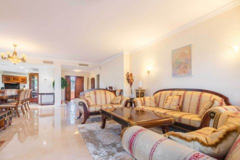Penthouse for sale in Estepona, Malaga, Spain 4 bedrooms, 220 sq.m. No. 50087 - photo 2