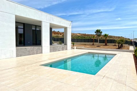 Villa for sale in Rio Park, Alicante, Spain 3 bedrooms, 987 sq.m. No. 50754 - photo 2