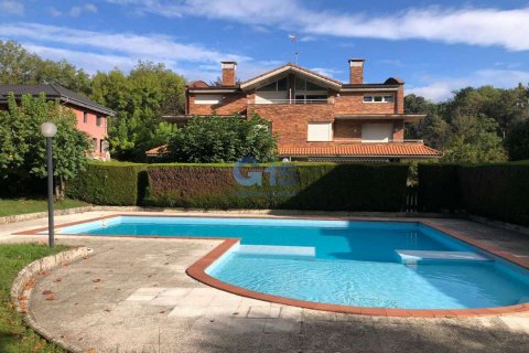 House for sale in Hernani, Gipuzkoa, Spain 4 bedrooms, 484 sq.m. No. 24708 - photo 1