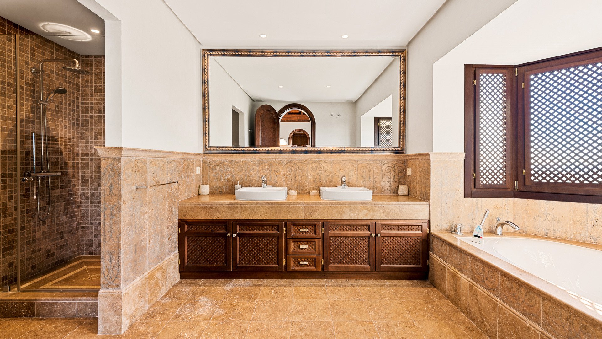 Villa i La Alqueria-El Paraíso, Malaga, Spanien 5 sovrum, 530 kvm. Nr. 53552