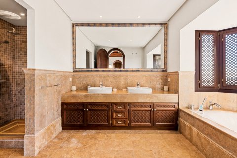 Villa for sale in La Alqueria-El Paraíso, Malaga, Spain 5 bedrooms, 530 sq.m. No. 53552 - photo 15