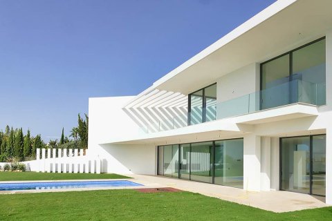 Villa for sale in La Alqueria-El Paraíso, Malaga, Spain 5 bedrooms, 551 sq.m. No. 53377 - photo 2