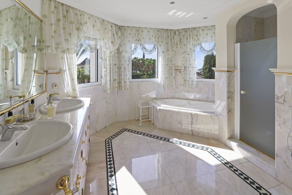 Huvila El Paraiso, Malaga, Espanja 5 makuuhuonetta, 953 m2 No. 53418
