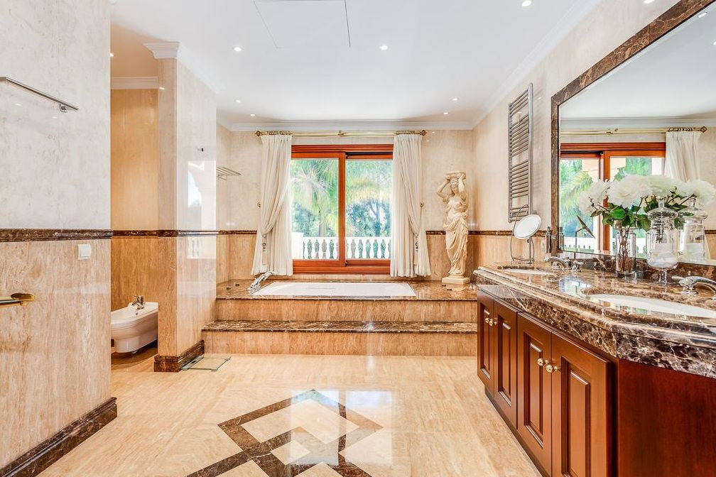 Villa a Guadalmina, Malaga, Spagna 8 camere da letto, 2119 mq. N° 53472