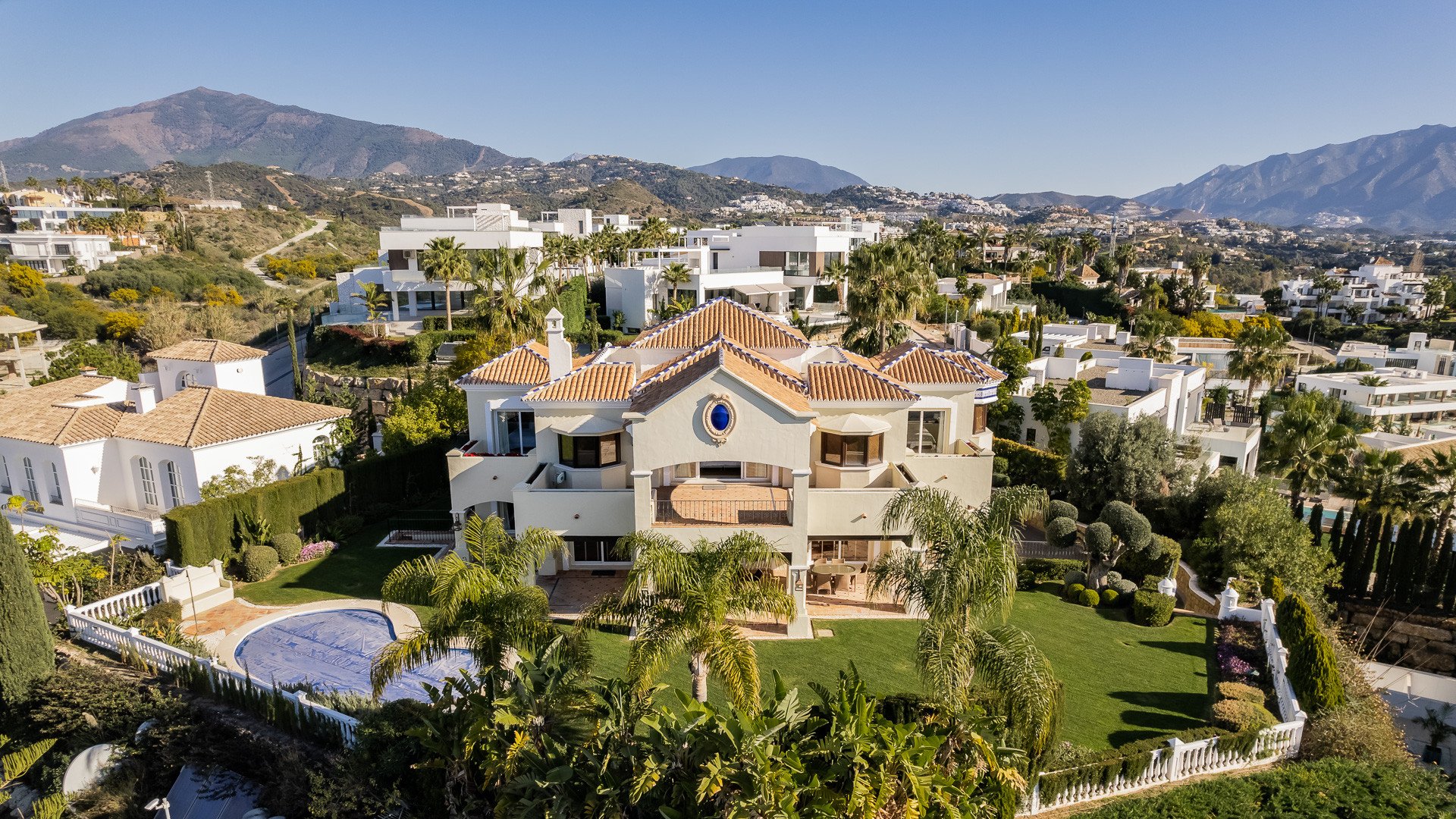 Villa i La Alqueria-El Paraíso, Malaga, Spanien 5 sovrum, 530 kvm. Nr. 53552