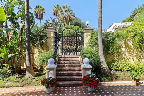 Villa for sale in El Paraiso, Malaga, Spain 5 bedrooms, 953 sq.m. No. 53418 - photo 13