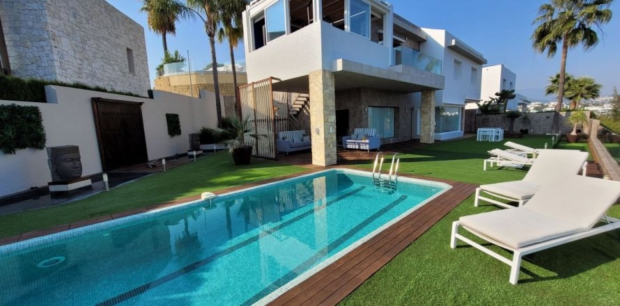 Villa in Benahavis, Malaga, Spain 4 bedrooms, 350 sq.m. No. 53436