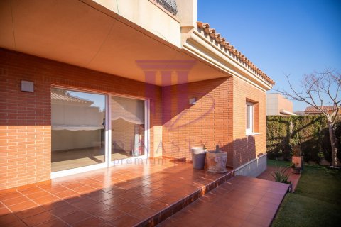 House for sale in Vilafortuny, Tarragona, Spain 3 bedrooms, 240 sq.m. No. 53641 - photo 9