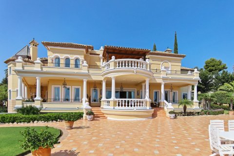 Villa for sale in El Paraiso, Malaga, Spain 5 bedrooms, 953 sq.m. No. 53418 - photo 4