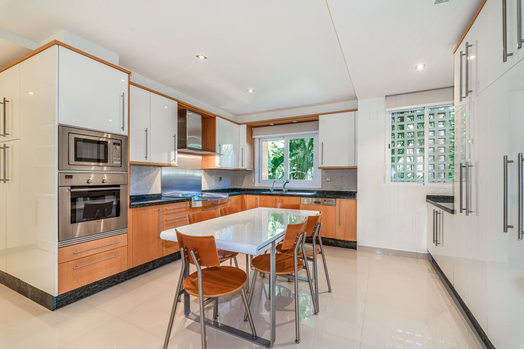 Apartment in Marbella Golden Mile, Malaga, Spain 6 bedrooms, 505 sq.m. No. 53447