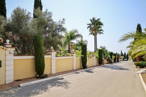 Villa for sale in El Paraiso, Malaga, Spain 5 bedrooms, 953 sq.m. No. 53418 - photo 18