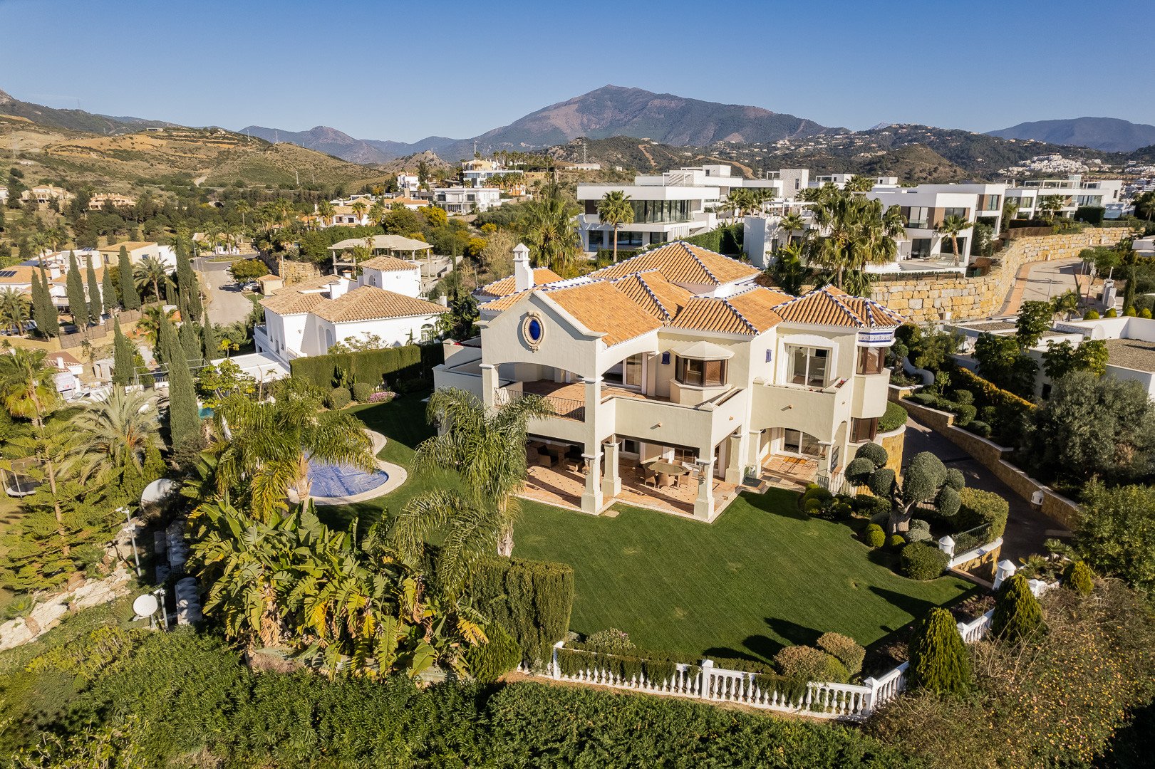 Villa i La Alqueria-El Paraíso, Malaga, Spanien 5 sovrum, 530 kvm. Nr. 53552