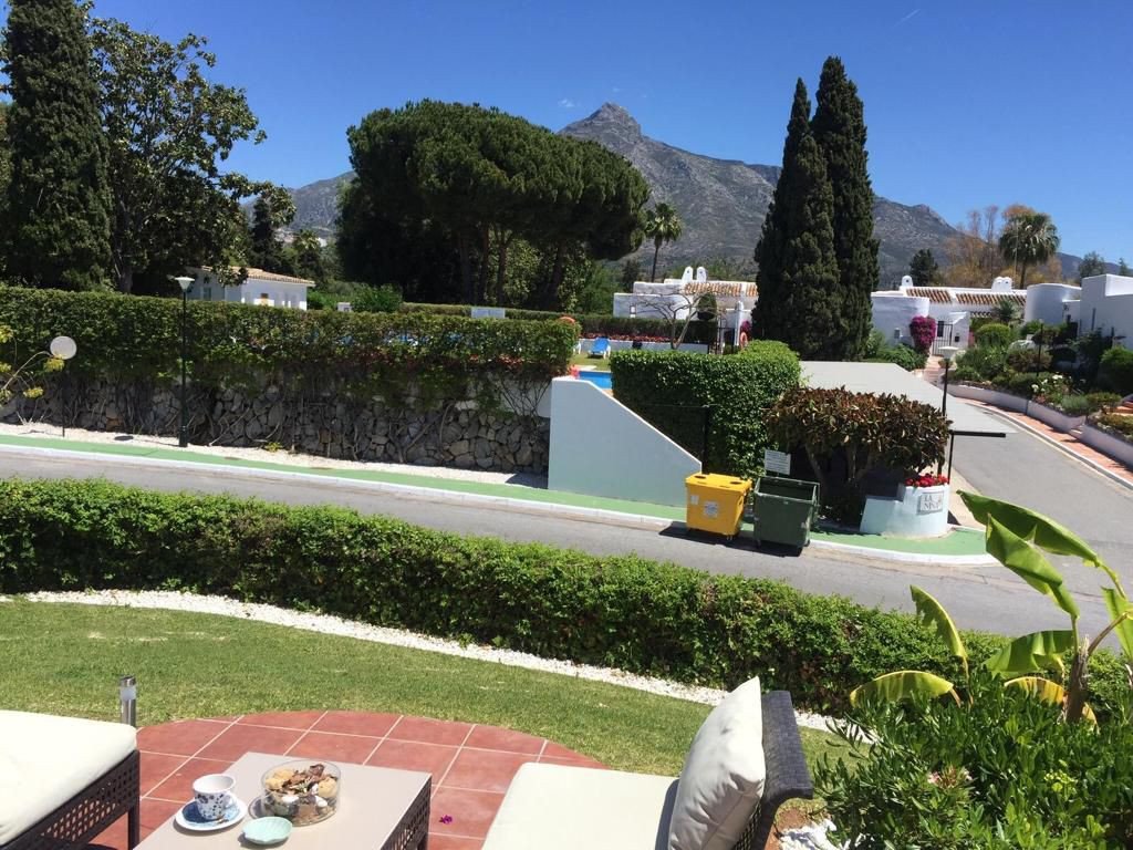 Kaupunkipientalo Nueva Andalucia, Malaga, Espanja 4 makuuhuonetta, 212 m2 No. 53471