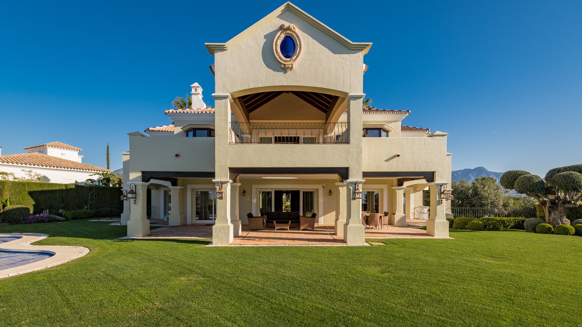 Villa i La Alqueria-El Paraíso, Malaga, Spanien 5 sovrum, 530 kvm. Nr. 53552