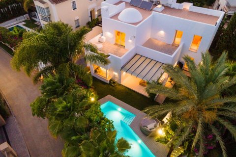 Villa for sale in Marbella Golden Mile, Malaga, Spain 4 bedrooms, 240 sq.m. No. 53572 - photo 2