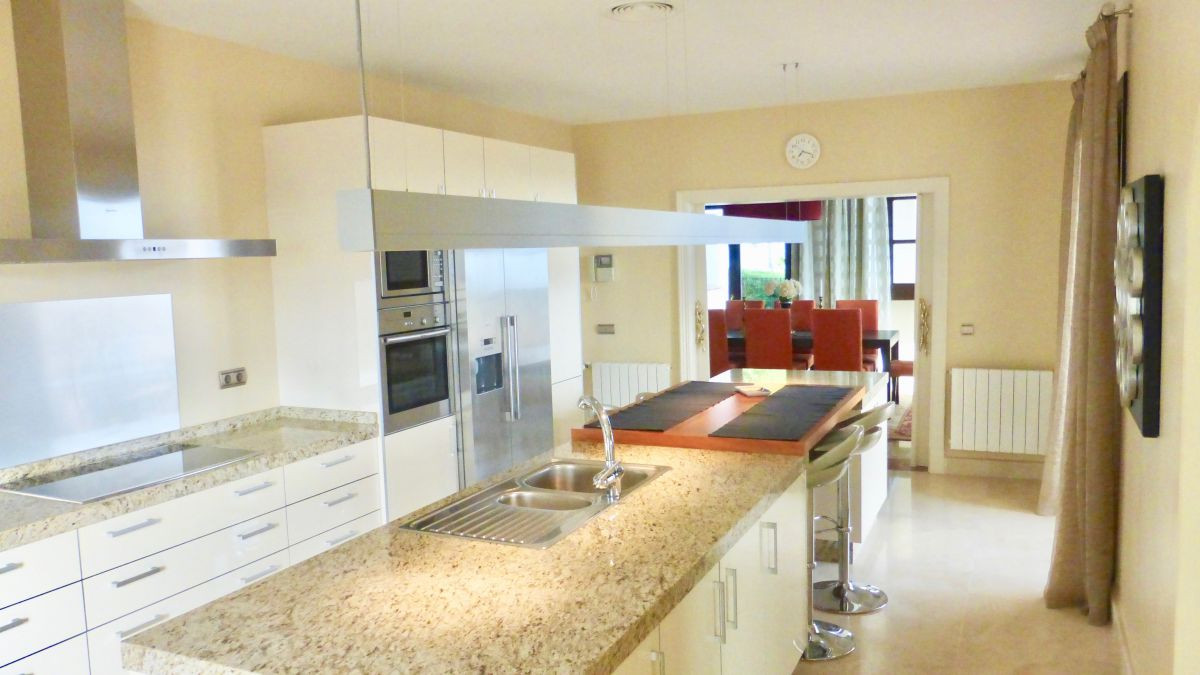 Villa a Benahavis, Malaga, Spagna 6 camere da letto, 950 mq. N° 53379
