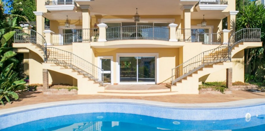 Villa in El Herrojo, Malaga, Spain 6 bedrooms, 579 sq.m. No. 53578