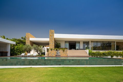 Villa for sale in Benahavis, Malaga, Spain 6 bedrooms, 1370 sq.m. No. 53532 - photo 1