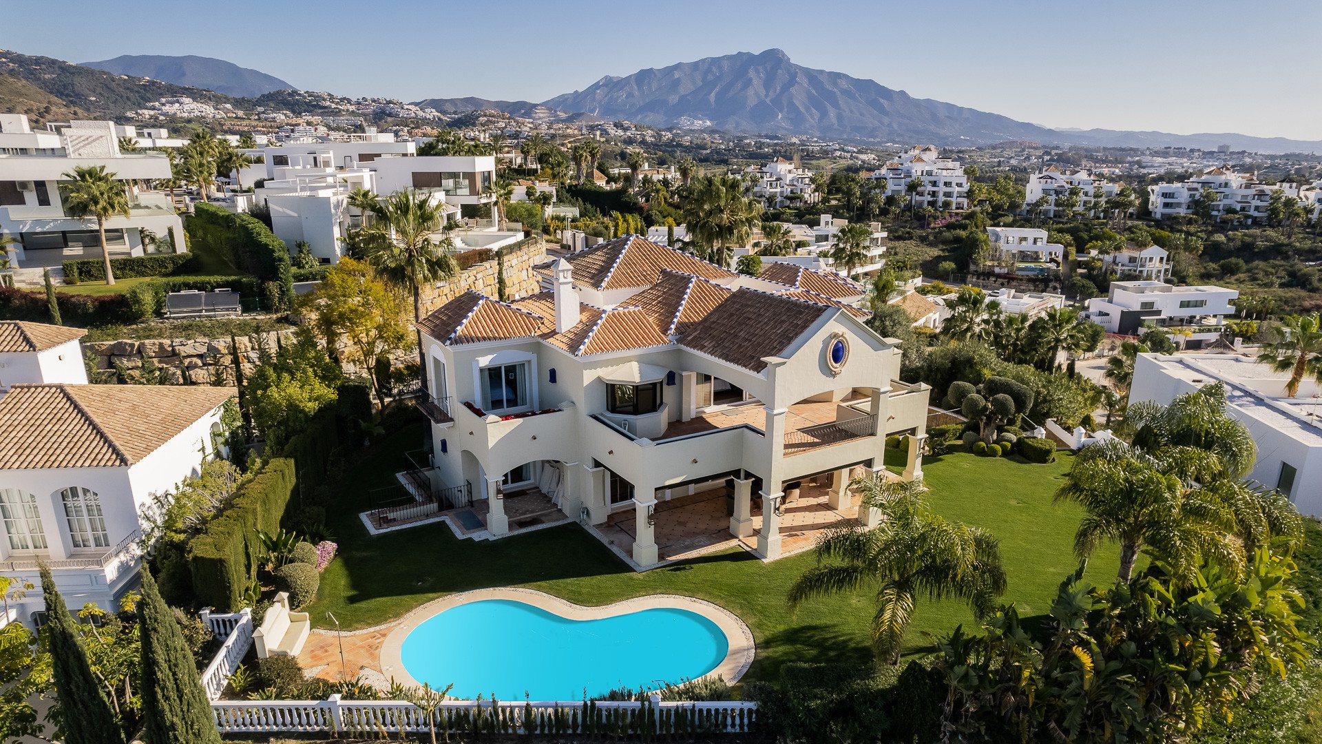 Villa i La Alqueria-El Paraíso, Malaga, Spanien 5 sovrum, 530 kvm. Nr. 53552