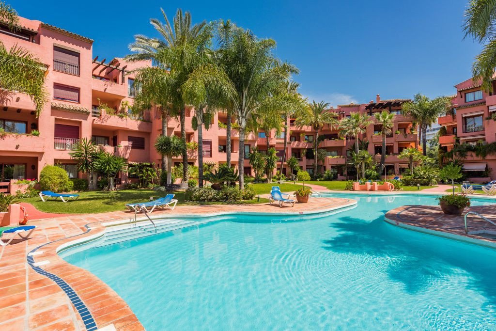 Tvåvåningslägenhet i Marbella Del Este, Malaga, Spanien 4 sovrum, 211 kvm. Nr. 53483