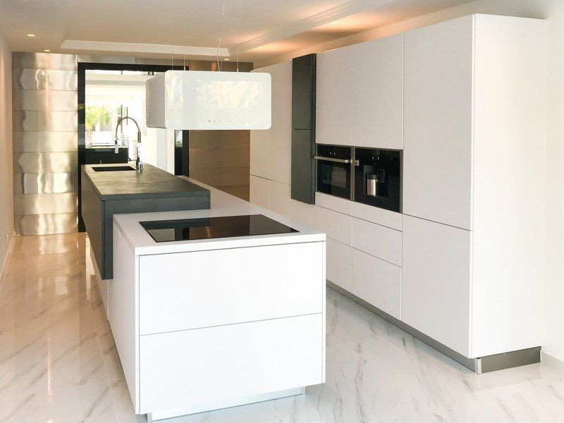Villa a Marbella, Malaga, Spagna 5 camere da letto, 597 mq. N° 53440