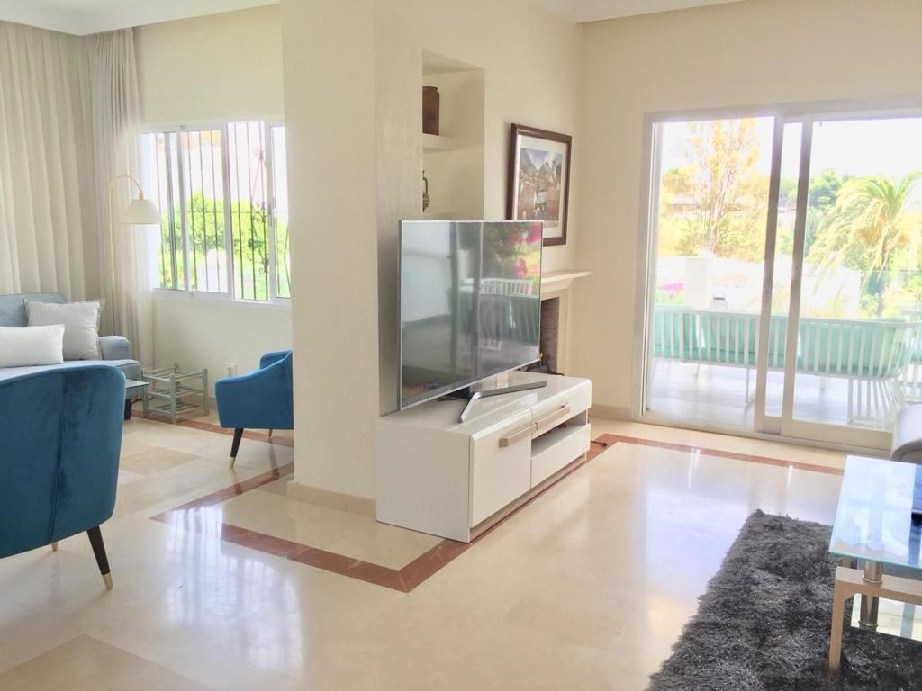Kaupunkipientalo Nueva Andalucia, Malaga, Espanja 4 makuuhuonetta, 212 m2 No. 53471