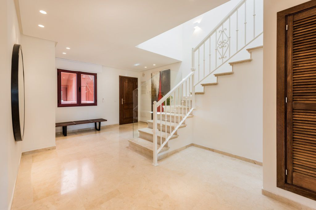 Tvåvåningslägenhet i Marbella Del Este, Malaga, Spanien 4 sovrum, 211 kvm. Nr. 53483