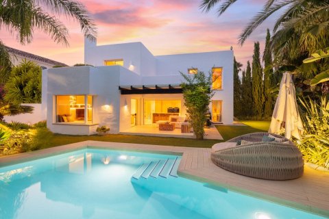 Villa for sale in Marbella Golden Mile, Malaga, Spain 4 bedrooms, 240 sq.m. No. 53572 - photo 1
