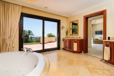 Villa for sale in Marbella Golden Mile, Malaga, Spain 5 bedrooms, 1025 sq.m. No. 53465 - photo 24