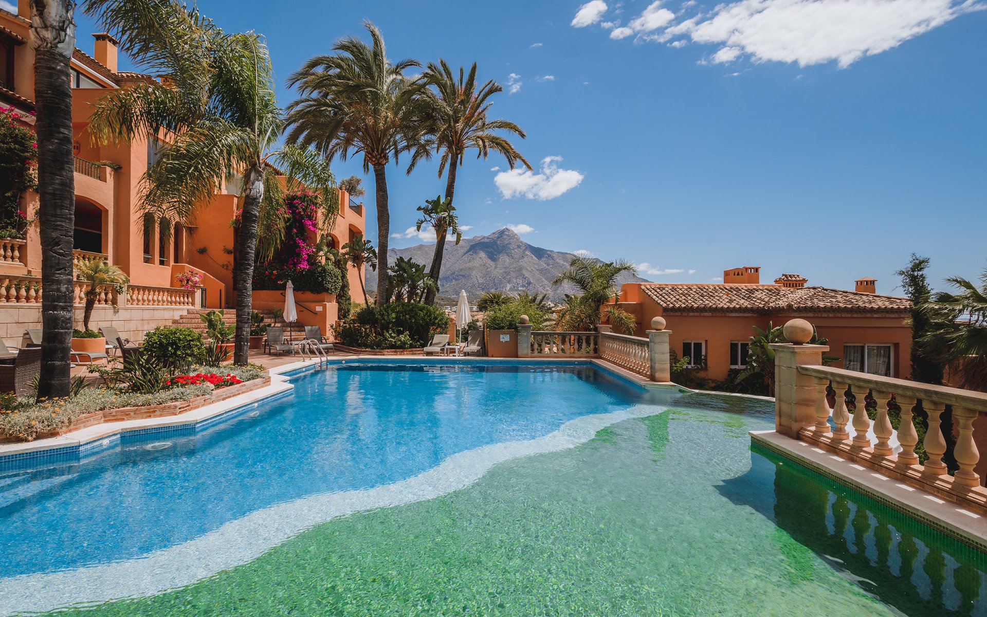 Bliźniak w Nueva Andalucia, Malaga, Hiszpania 3 sypialnie, 294 mkw. nr 53579