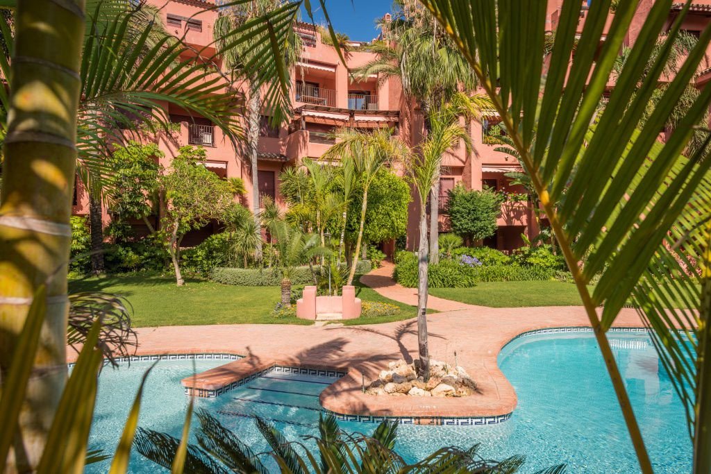 Tvåvåningslägenhet i Marbella Del Este, Malaga, Spanien 4 sovrum, 211 kvm. Nr. 53483