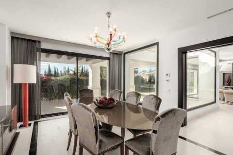 Villa for sale in Marbella Golden Mile, Malaga, Spain 5 bedrooms, 714 sq.m. No. 53458 - photo 16