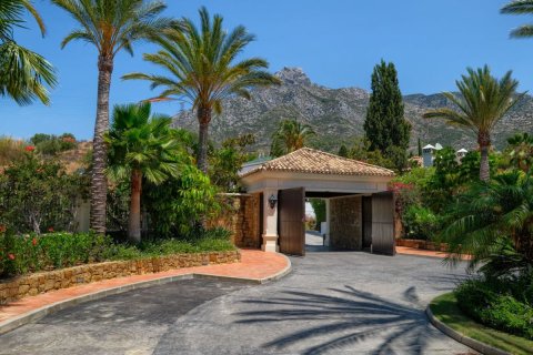 Villa for sale in Marbella Golden Mile, Malaga, Spain 5 bedrooms, 1025 sq.m. No. 53465 - photo 16