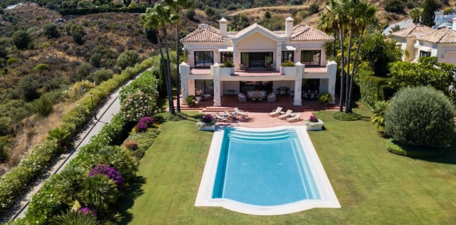 Villa in Marbella Golden Mile, Malaga, Spain 5 bedrooms, 1025 sq.m. No. 53465