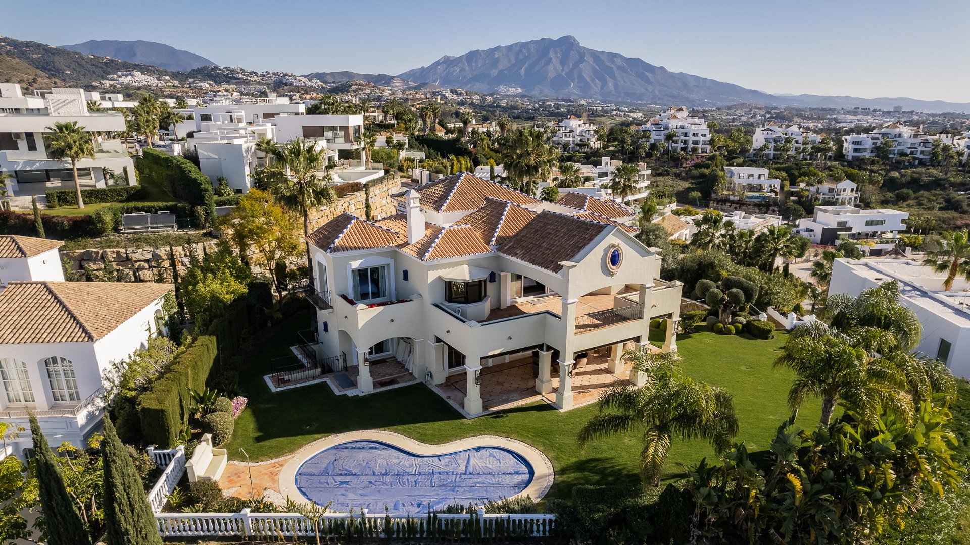 Villa i La Alqueria-El Paraíso, Malaga, Spanien 5 sovrum, 530 kvm. Nr. 53552