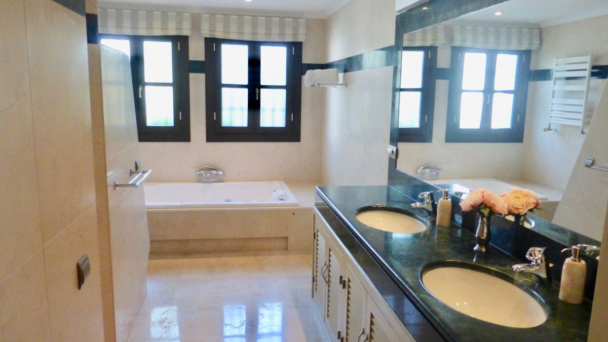 Villa a Benahavis, Malaga, Spagna 6 camere da letto, 950 mq. N° 53379