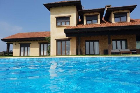 Villa for sale in Siero, Asturias, Spain 6 bedrooms, 500 sq.m. No. 55213 - photo 1