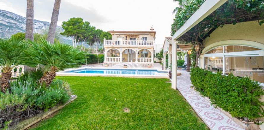 Villa in Denia, Alicante, Spain 3 bedrooms, 343 sq.m. No. 55462