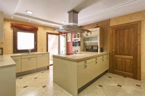 Villa for sale in Marbella Golden Mile, Malaga, Spain 4 bedrooms, 1012 sq.m. No. 55332 - photo 5