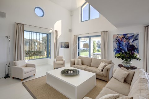 Villa for sale in Benahavis, Malaga, Spain 5 bedrooms, 682 sq.m. No. 55365 - photo 5