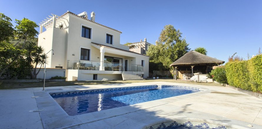 Villa in Manilva, Malaga, Spain 4 bedrooms, 448 sq.m. No. 55367
